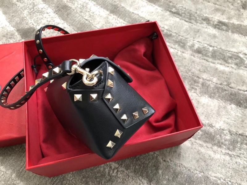 Valentino 黑色小牛皮迷你 Rockstud 斜背包 LV官方網,LV官網,LV官網包包,LV官網台灣,LV官網長夾,LV官網皮夾,LV包包