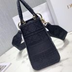 Dior 中型 Lady D-Lite 黑色刺繡帆布包 LV官方網,LV官網,LV官網包包,LV官網台灣,LV官網長夾,LV官網皮夾,LV包包