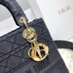 Dior 中型 Lady D-Lite 黑色刺繡帆布包 LV官方網,LV官網,LV官網包包,LV官網台灣,LV官網長夾,LV官網皮夾,LV包包