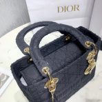 Dior 中型 Lady D-Lite 黑色刺繡帆布包 LV官方網,LV官網,LV官網包包,LV官網台灣,LV官網長夾,LV官網皮夾,LV包包