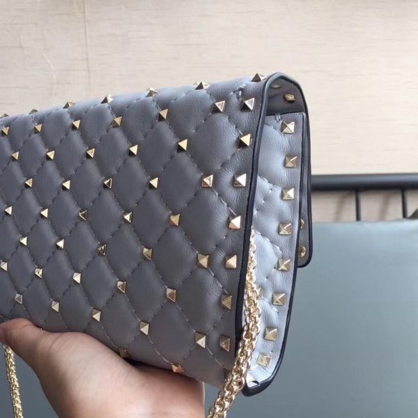 Valentino Rockstud Spike 淡灰色小羊皮鏈手拿包 LV官方網,LV官網,LV官網包包,LV官網台灣,LV官網長夾,LV官網皮夾,LV包包