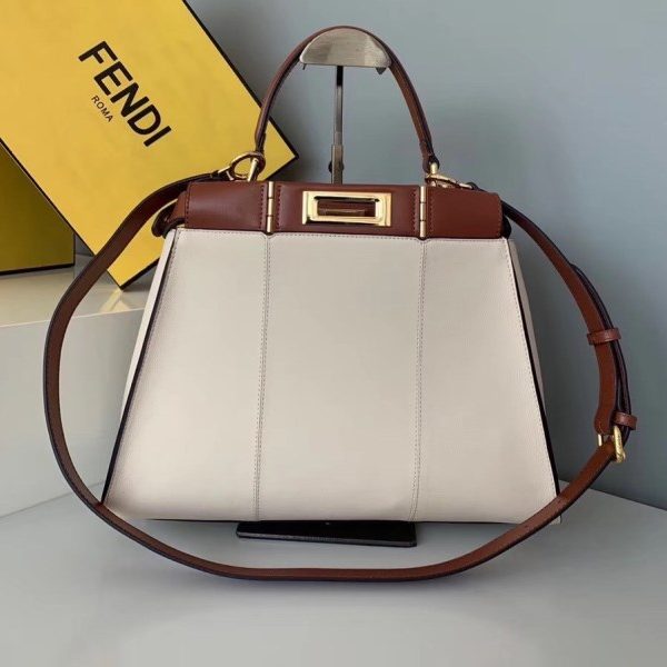 Fendi Peekaboo 中號白色手袋，帶棕褐色手柄 LV官方網,LV官網,LV官網包包,LV官網台灣,LV官網長夾,LV官網皮夾,LV包包