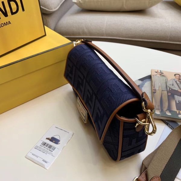 Fendi Baguette 中型藍色牛仔布包 LV官方網,LV官網,LV官網包包,LV官網台灣,LV官網長夾,LV官網皮夾,LV包包