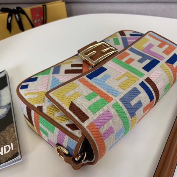 Fendi Baguette 中型多色帆布包 LV官方網,LV官網,LV官網包包,LV官網台灣,LV官網長夾,LV官網皮夾,LV包包