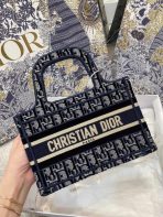 Dior 藍色 Dior Oblique 刺繡天鵝絨迷你書本托特包 LV官方網,LV官網,LV官網包包,LV官網台灣,LV官網長夾,LV官網皮夾,LV包包