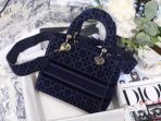 Dior 中型 Lady D-Lite 藍色刺繡天鵝絨包 LV官方網,LV官網,LV官網包包,LV官網台灣,LV官網長夾,LV官網皮夾,LV包包