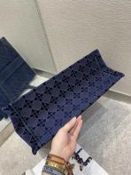 Dior Book 手提包藍色藤格紋刺繡天鵝絨 LV官方網,LV官網,LV官網包包,LV官網台灣,LV官網長夾,LV官網皮夾,LV包包