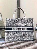 Dior 拿鐵十二生肖刺繡 Book 托特包 LV官方網,LV官網,LV官網包包,LV官網台灣,LV官網長夾,LV官網皮夾,LV包包