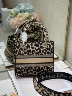 Dior 中型 Lady D-Lite 米色多色 Mizza 刺繡手袋 LV官方網,LV官網,LV官網包包,LV官網台灣,LV官網長夾,LV官網皮夾,LV包包