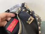 Valentino Rockstud 小號黑色粒面小牛皮斜背包 LV官方網,LV官網,LV官網包包,LV官網台灣,LV官網長夾,LV官網皮夾,LV包包