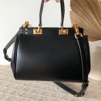 Valentino Rockstud Alcove 中型黑色小牛皮手提包 LV官方網,LV官網,LV官網包包,LV官網台灣,LV官網長夾,LV官網皮夾,LV包包