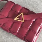 Bottega Veneta 紫紅色小牛皮加墊盒式包 LV官方網,LV官網,LV官網包包,LV官網台灣,LV官網長夾,LV官網皮夾,LV包包