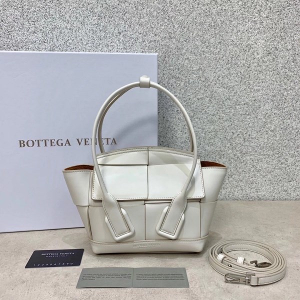 Bottega Veneta 白色 Intrecciato 小牛皮迷你 Arco 包 LV官方網,LV官網,LV官網包包,LV官網台灣,LV官網長夾,LV官網皮夾,LV包包