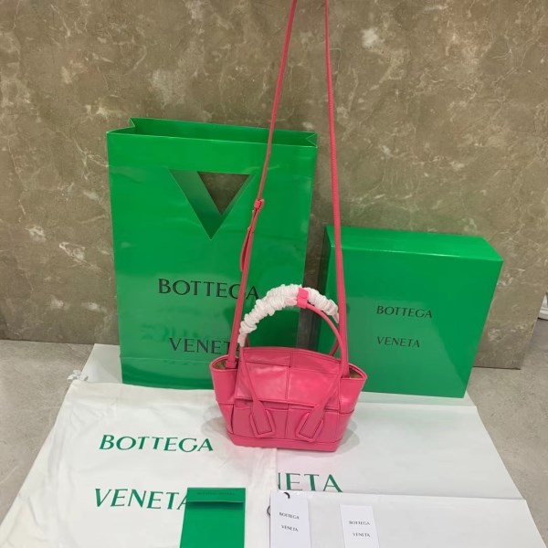 Bottega Veneta 粉紅色 Intrecciato 皮革迷你 Arco 包 LV官方網,LV官網,LV官網包包,LV官網台灣,LV官網長夾,LV官網皮夾,LV包包