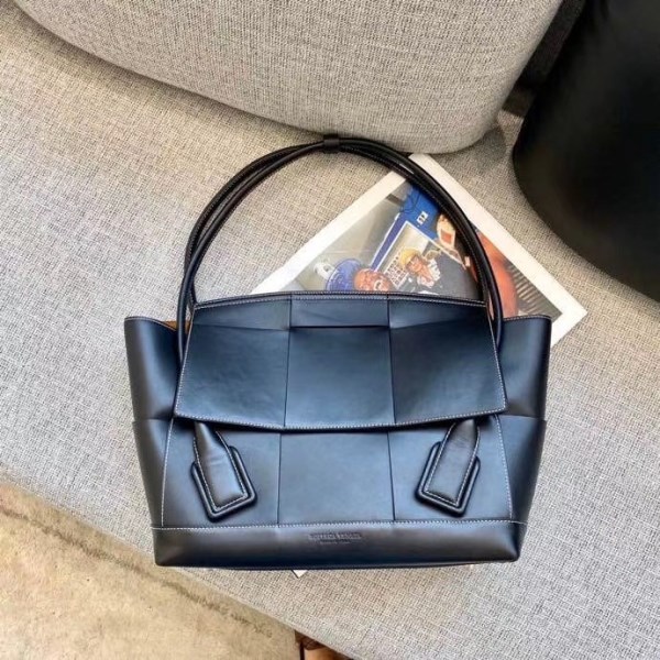 Bottega Veneta Arco 中型黑色 Intrecciato 小牛皮手袋 LV官方網,LV官網,LV官網包包,LV官網台灣,LV官網長夾,LV官網皮夾,LV包包