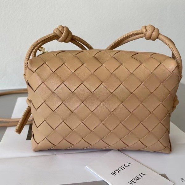 Bottega Veneta 米色 Intrecciato 小羊皮迷你環包 LV官方網,LV官網,LV官網包包,LV官網台灣,LV官網長夾,LV官網皮夾,LV包包