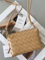 Bottega Veneta 米色 Intrecciato 小羊皮迷你環包 LV官方網,LV官網,LV官網包包,LV官網台灣,LV官網長夾,LV官網皮夾,LV包包