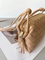 Bottega Veneta 米色 Intrecciato 小羊皮迷你環包 LV官方網,LV官網,LV官網包包,LV官網台灣,LV官網長夾,LV官網皮夾,LV包包