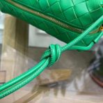 Bottega Veneta 綠色 Intrecciato 小羊皮迷你環包 LV官方網,LV官網,LV官網包包,LV官網台灣,LV官網長夾,LV官網皮夾,LV包包