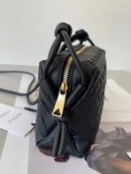 Bottega Veneta 黑色 Intrecciato 小羊皮迷你環包 LV官方網,LV官網,LV官網包包,LV官網台灣,LV官網長夾,LV官網皮夾,LV包包