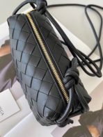 Bottega Veneta 黑色 Intrecciato 小羊皮迷你環包 LV官方網,LV官網,LV官網包包,LV官網台灣,LV官網長夾,LV官網皮夾,LV包包