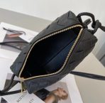 Bottega Veneta 黑色 Intrecciato 小羊皮迷你環包 LV官方網,LV官網,LV官網包包,LV官網台灣,LV官網長夾,LV官網皮夾,LV包包