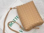 Bottega Veneta 米色 Intrecciato 小羊皮小號環包 LV官方網,LV官網,LV官網包包,LV官網台灣,LV官網長夾,LV官網皮夾,LV包包