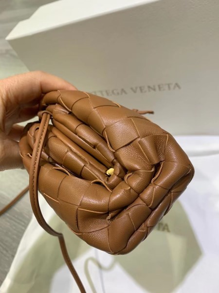 Bottega Veneta 焦糖色編織小羊皮迷你手拿包 LV官方網,LV官網,LV官網包包,LV官網台灣,LV官網長夾,LV官網皮夾,LV包包