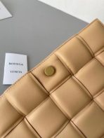 Bottega Veneta 杏仁色小羊皮加墊卡式包 LV官方網,LV官網,LV官網包包,LV官網台灣,LV官網長夾,LV官網皮夾,LV包包