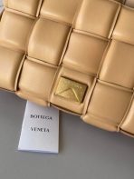 Bottega Veneta 杏仁色小羊皮加墊卡式包 LV官方網,LV官網,LV官網包包,LV官網台灣,LV官網長夾,LV官網皮夾,LV包包