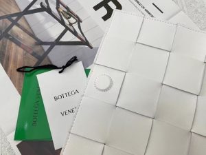 Bottega Veneta Cassett 白色 Intrecciato 小羊皮包 LV官方網,LV官網,LV官網包包,LV官網台灣,LV官網長夾,LV官網皮夾,LV包包