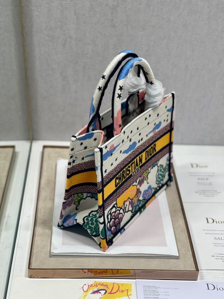 Dior 小號 Ciel de Reve 刺繡書本托特包 LV官方網,LV官網,LV官網包包,LV官網台灣,LV官網長夾,LV官網皮夾,LV包包