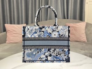 Dior 中藍色十二生肖 Fantastico 刺繡 Book 托特包 LV官方網,LV官網,LV官網包包,LV官網台灣,LV官網長夾,LV官網皮夾,LV包包