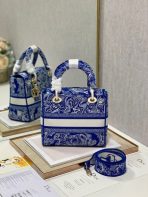 Dior 中 Lady D-Lite 螢光藍色 Toile de Jouy 反面刺繡手袋 LV官方網,LV官網,LV官網包包,LV官網台灣,LV官網長夾,LV官網皮夾,LV包包