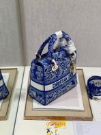 Dior 中 Lady D-Lite 螢光藍色 Toile de Jouy 反面刺繡手袋 LV官方網,LV官網,LV官網包包,LV官網台灣,LV官網長夾,LV官網皮夾,LV包包