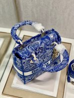 Dior 中 Lady D-Lite 螢光藍色 Toile de Jouy 反面刺繡手袋 LV官方網,LV官網,LV官網包包,LV官網台灣,LV官網長夾,LV官網皮夾,LV包包