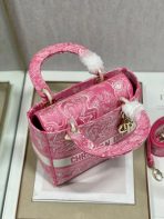 Dior 中型 Lady D-Lite 螢光粉紅 Toile de Jouy 反面刺繡手袋 LV官方網,LV官網,LV官網包包,LV官網台灣,LV官網長夾,LV官網皮夾,LV包包