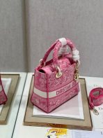 Dior 中型 Lady D-Lite 螢光粉紅 Toile de Jouy 反面刺繡手袋 LV官方網,LV官網,LV官網包包,LV官網台灣,LV官網長夾,LV官網皮夾,LV包包