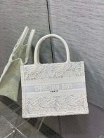 Dior 小號書本托特包，天然流蘇效果刺繡 LV官方網,LV官網,LV官網包包,LV官網台灣,LV官網長夾,LV官網皮夾,LV包包