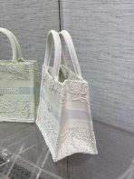 Dior 小號書本托特包，天然流蘇效果刺繡 LV官方網,LV官網,LV官網包包,LV官網台灣,LV官網長夾,LV官網皮夾,LV包包