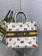 Dior 大白色像素生肖刺繡書本托特包 LV官方網,LV官網,LV官網包包,LV官網台灣,LV官網長夾,LV官網皮夾,LV包包