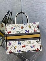 Dior 大白色像素生肖刺繡書本托特包 LV官方網,LV官網,LV官網包包,LV官網台灣,LV官網長夾,LV官網皮夾,LV包包