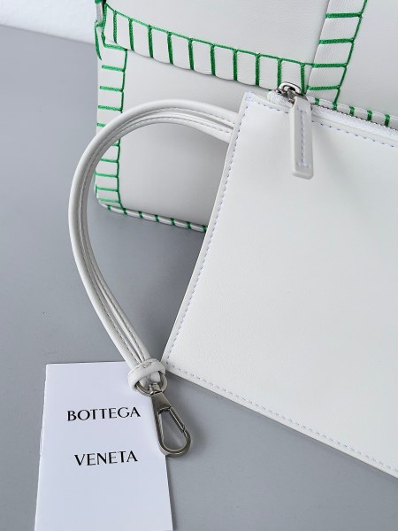 Bottega Veneta 白色 Arco 小號托特包，綠色包縫線 LV官方網,LV官網,LV官網包包,LV官網台灣,LV官網長夾,LV官網皮夾,LV包包