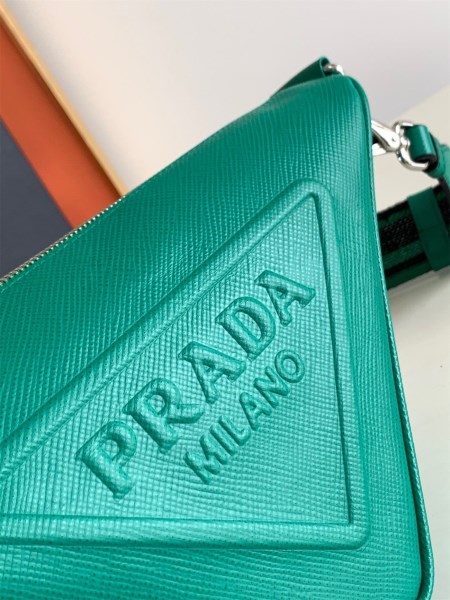 Prada 綠色 Saffiano 小牛皮三角形肩背包 LV官方網,LV官網,LV官網包包,LV官網台灣,LV官網長夾,LV官網皮夾,LV包包