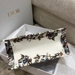 Dior 白色 Jardin d’Hiver 刺繡小號書本托特包 LV官方網,LV官網,LV官網包包,LV官網台灣,LV官網長夾,LV官網皮夾,LV包包