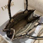 Dior 中型米色 Jardin d’Hiver 刺繡書本托特包 LV官方網,LV官網,LV官網包包,LV官網台灣,LV官網長夾,LV官網皮夾,LV包包