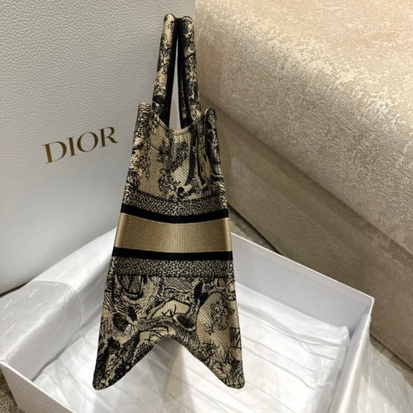 Dior 小號書型托特包，棕色 Toile de Jouy 刺繡 LV官方網,LV官網,LV官網包包,LV官網台灣,LV官網長夾,LV官網皮夾,LV包包