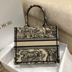 Dior 小號書型托特包，棕色 Toile de Jouy 刺繡 LV官方網,LV官網,LV官網包包,LV官網台灣,LV官網長夾,LV官網皮夾,LV包包