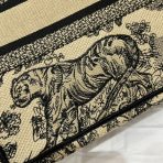 Dior 小號書型托特包，棕色 Toile de Jouy 刺繡 LV官方網,LV官網,LV官網包包,LV官網台灣,LV官網長夾,LV官網皮夾,LV包包