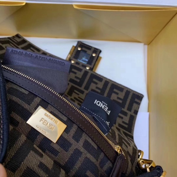 Fendi Baguette 大 FF 布料包袋，黑色飾邊 LV官方網,LV官網,LV官網包包,LV官網台灣,LV官網長夾,LV官網皮夾,LV包包